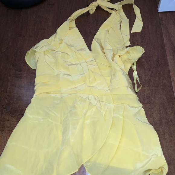 Halter top - Picture 1 of 3